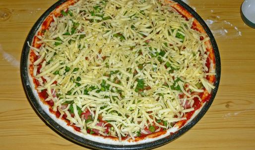 пицца в духовке с колбасой и сыром