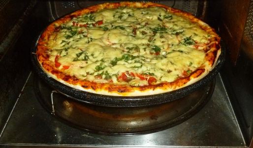 пицца в духовке с колбасой и сыром