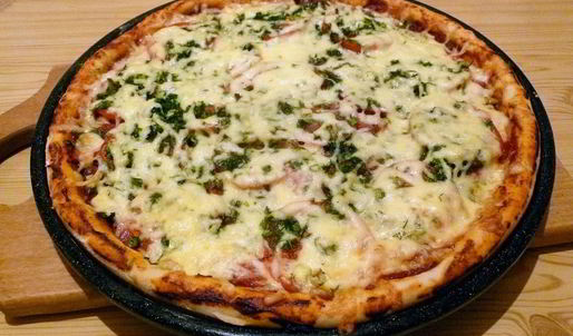 пицца в духовке с колбасой и сыром