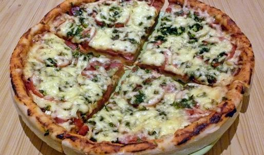 пицца в духовке с колбасой и сыром