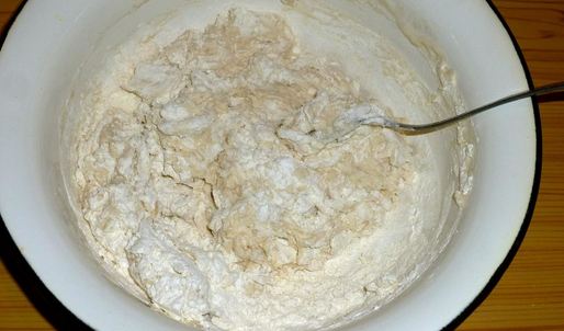 пицца в духовке с колбасой и сыром