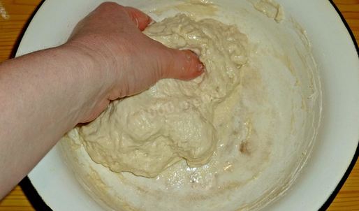 пицца в духовке с колбасой и сыром