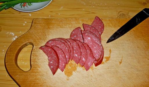 пицца в духовке с колбасой и сыром