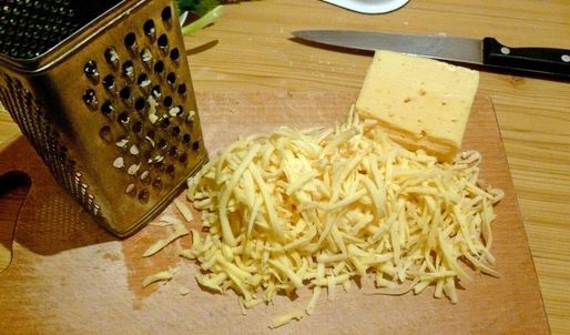 пицца в духовке с колбасой и сыром