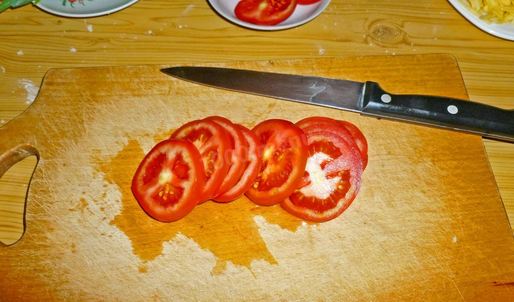 пицца в духовке с колбасой и сыром