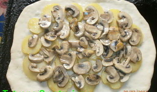 постная пицца с картофелем и грибами