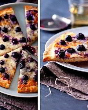 Сладкая черничная пицца