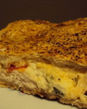 Закрытая пицца с курицей и брокколи