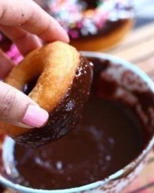 Аппетитные пончики в шоколадной глазури