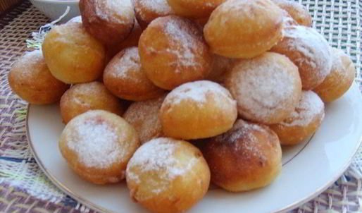 пончики картофельные со смородиновым соусом