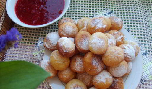 пончики картофельные со смородиновым соусом