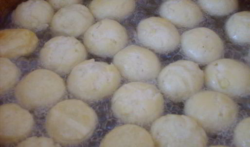 пончики картофельные со смородиновым соусом