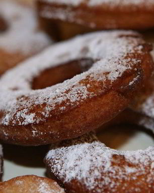 Пончики на кефире с корицей и мускатным орехом