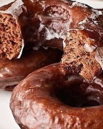 Рецепт шоколадных пончиков в сахарной глазури