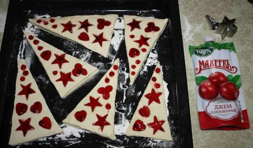 праздничные слойки с джемом