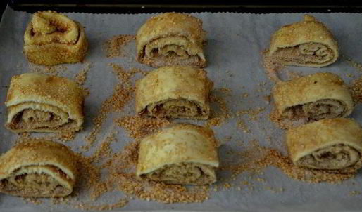 рулетики с золотистым кунжутом