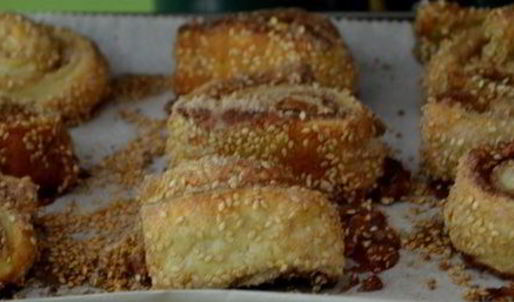 рулетики с золотистым кунжутом