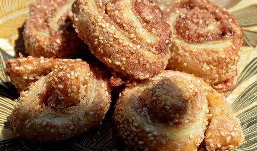 рулетики с золотистым кунжутом