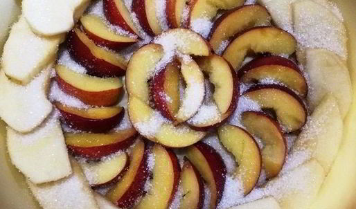 классическая шарлотка с яблоками и нектаринами