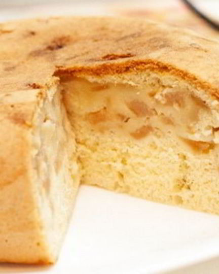 Рецепт нежной яблочной шарлотки в мультиварке