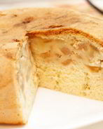 Нежная яблочная шарлотка в мультиварке