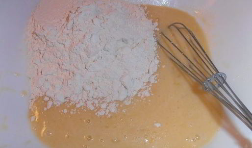 ореховая шарлотка на сгущенке