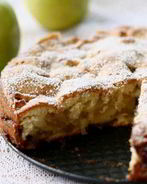 Простая шарлотка с яблоком в духовке