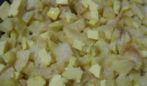 шарлотка из батона с яблоками