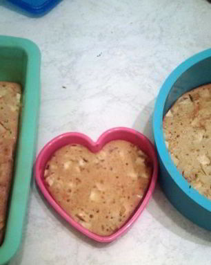 Шарлотка на ряженке с яблоками