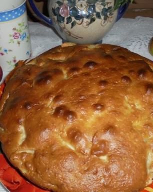 Шарлотка на сгущенном молоке