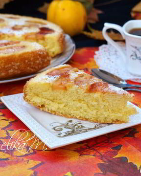 Шарлотка с айвой