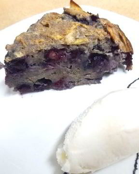 Шарлотка с черникой и яблоками