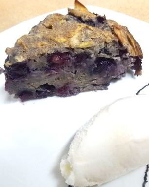 Шарлотка с черникой и яблоками