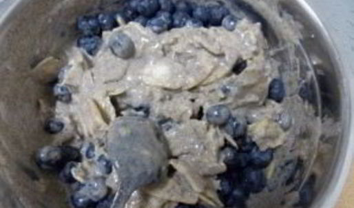 шарлотка с черникой и яблоками