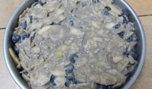 шарлотка с черникой и яблоками