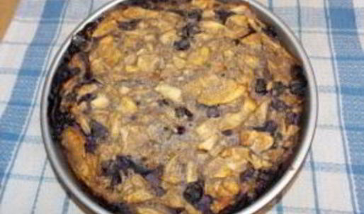 шарлотка с черникой и яблоками