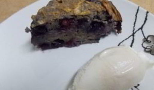 шарлотка с черникой и яблоками