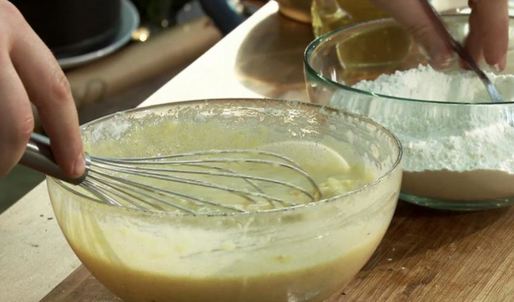 шарлотка с джемом и сливочным кремом