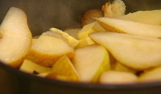 шарлотка с грушами, изюмом и корицей