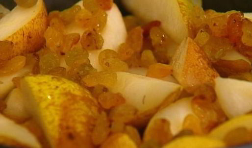 шарлотка с грушами, изюмом и корицей