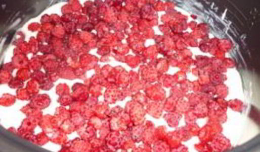 шарлотка с малиной