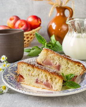 Шарлотка с нектаринами