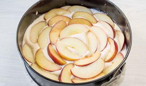 шарлотка с нектаринами