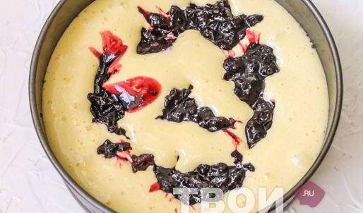 шарлотка с вареньем