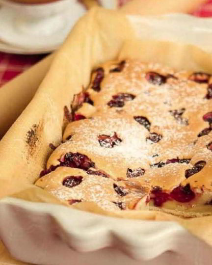 Рецепт шарлотки с вишней в мультиварке