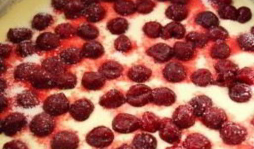 шарлотка с вишней в мультиварке