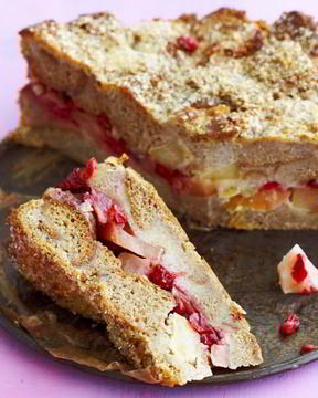 Шарлотка с яблоками и брусникой