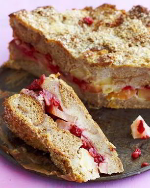 Шарлотка с яблоками и брусникой