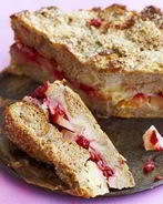 Шарлотка с яблоками и брусникой