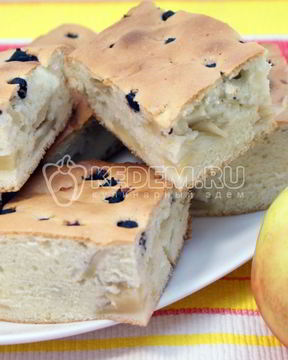 Шарлотка с яблоками и ягодой